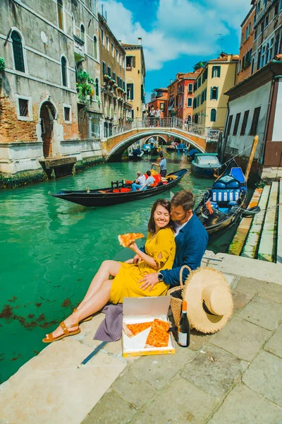 Casal Ter Encontro Cais Com Bela Vista Canal Veneza Comer — Fotografia de Stock