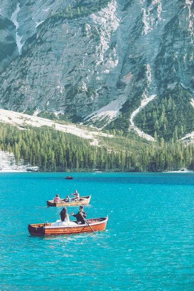 Braies 이탈리아 2019 호수에서 보트에 신랑과 — 스톡 사진