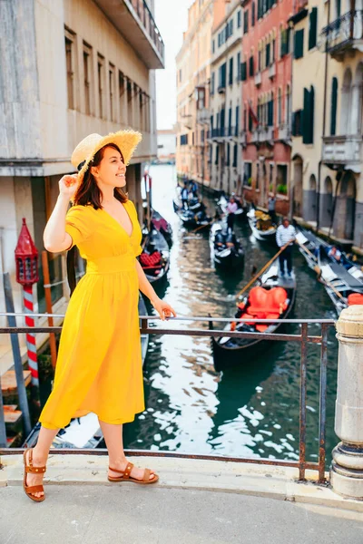 Mulher Sundress Amarelo Ponte Com Vista Para Canal Veneza Cidade — Fotografia de Stock