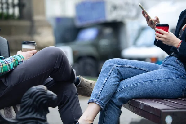 Pareja Amigos Hombre Mujer Beber Café Vasos Papel Sentado Banco — Foto de Stock