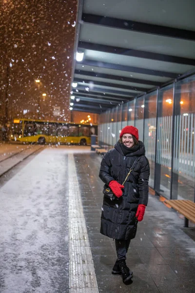Retrato Mujer Joven Sonriente Estación Tranvía Invierno Niebla Espacio Copia — Foto de Stock