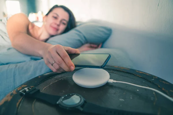 Mulher Colocar Celular Para Carregar Espaço Cópia Carga Sem Fio — Fotografia de Stock