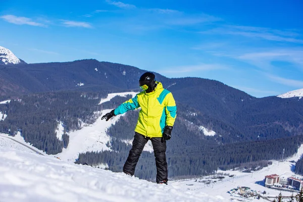 Człowiek Szczycie Wzgórza Snowboardem Słoneczny Dzień Góry Zimowe — Zdjęcie stockowe