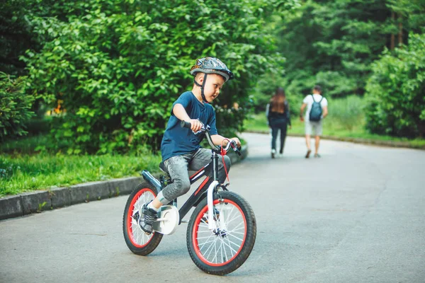 Niño Montado Bicicleta Casco Parque Público — Foto de Stock