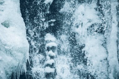 Donmuş kış şelalesi yakında. buz ve su