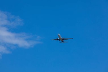 Gökyüzü seyahati konseptinde uçak kopyalama alanı