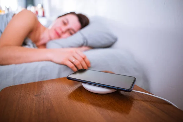 Sleeping Woman Bed Cellphone Charging Wireless Charger Copy Space — Stock Photo, Image