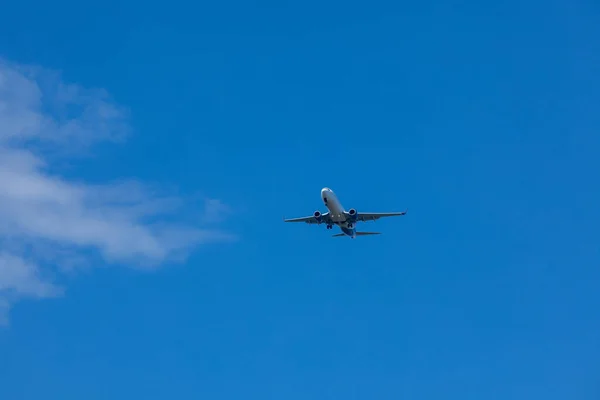 Gökyüzü Seyahati Konseptinde Uçak Kopyalama Alanı — Stok fotoğraf