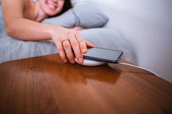 Спляча Жінка Ліжку Мобільний Телефон Заряджається Бездротовому Зарядному Копіювальному Просторі — стокове фото