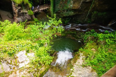 Caglieron, İtalya - 26 Mayıs 2019: Bir grup turist mağaralarda yürüyüş parkurunda. yaz tatili aktiviteleri