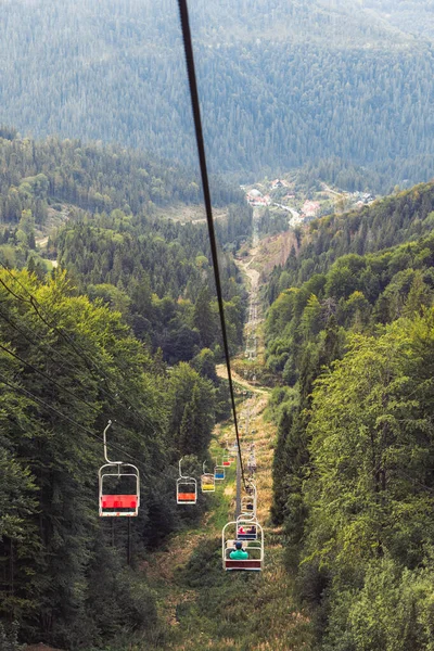 Sommerberge Fahren Mit Dem Sessellift Auf Den Gipfel — Stockfoto