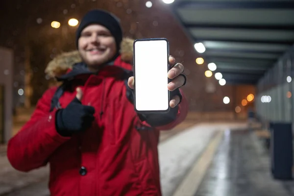 Человек Держит Телефон Руке Белым Экраном Стоя Ночном Общественном Транспорте — стоковое фото