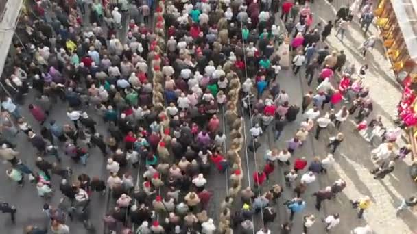 Lviv, Ukraine - 18 septembre 2018 : les gens chrétiens de vacances marchent sur la place centrale — Video