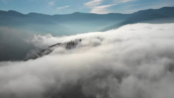 하얀 구름이 덮인 산들의 공중 풍경 — 비디오