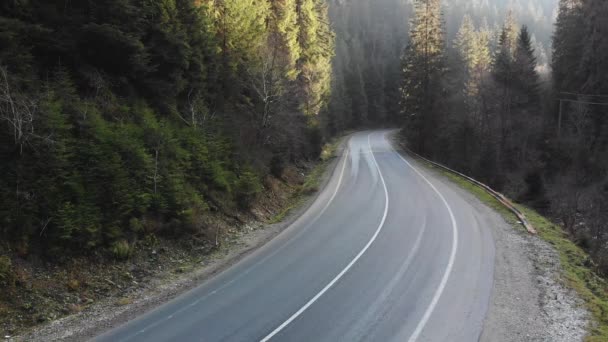 Nad głową widok biały samochód suv jazdy przez góry drogowego — Wideo stockowe