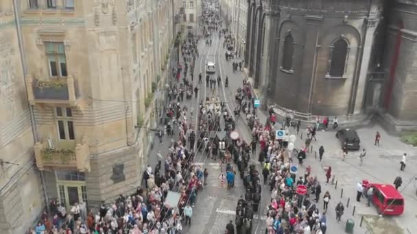 Lviv, Ucrânia - 18 de setembro de 2018: pessoas de férias cristãs andando pela praça central — Vídeo de Stock