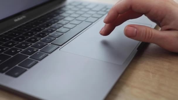Frau tippt aus nächster Nähe auf Laptop-Tastatur — Stockvideo