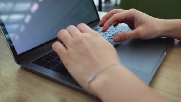 Manos de mujer cerca de escribir en el teclado del ordenador portátil — Vídeos de Stock