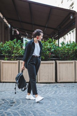 Sokakta yürüyen güzel bir kadın.