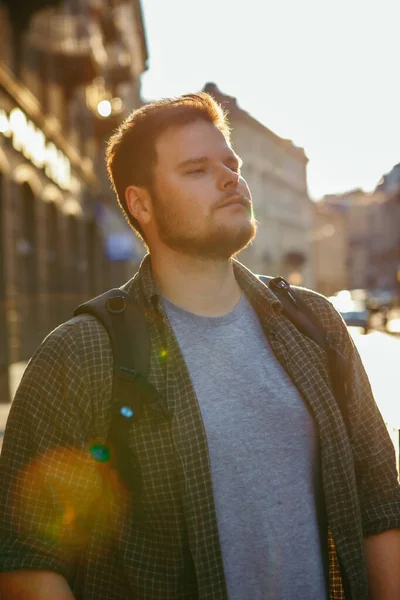 Junger Bärtiger Mann Bei Sonnenuntergang Auf Der Straße — Stockfoto