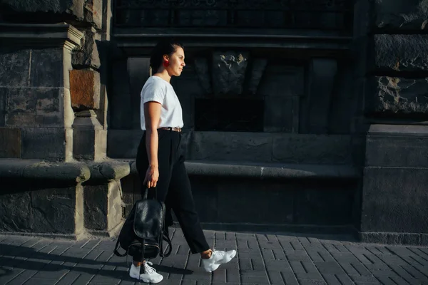 Retrato Mujer Bonita Joven Calle Ciudad Puesta Del Sol Luz —  Fotos de Stock