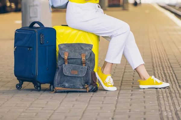 Frau Sitzt Auf Taschen Bahnhof — Stockfoto