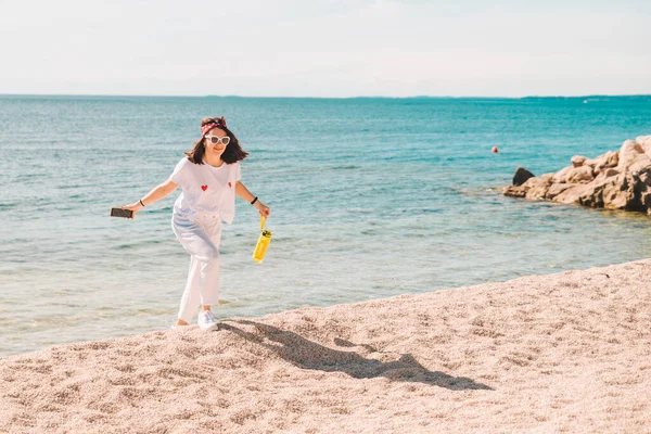 Mulher Roupas Brancas Andando Pela Praia Mar Dia Ensolarado Espaço — Fotografia de Stock