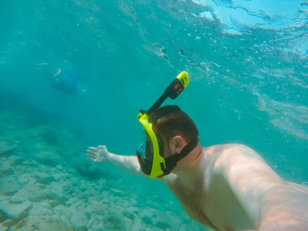 Man Met Snorkelmasker Onderwater Zomer Zee Vakantie Helder Transparant Water — Stockfoto