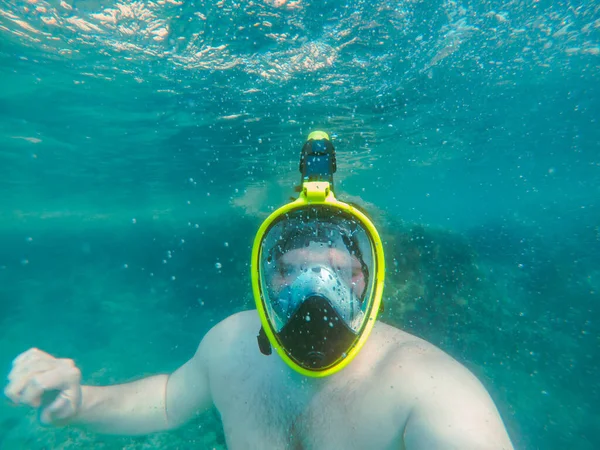 Man Met Snorkelmasker Onderwater Zomer Zee Vakantie Helder Transparant Water — Stockfoto