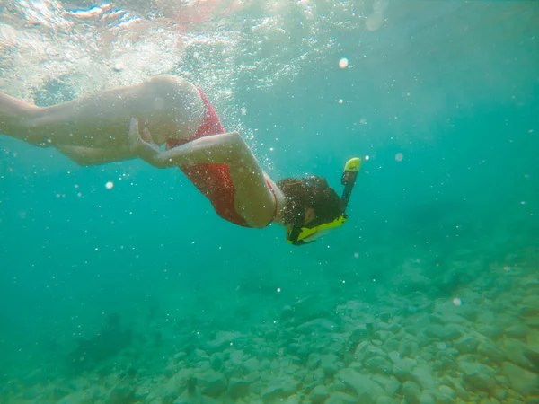 Женщина Красном Купальнике Водой Маской Подводного Плавания Ластами Летние Каникулы — стоковое фото
