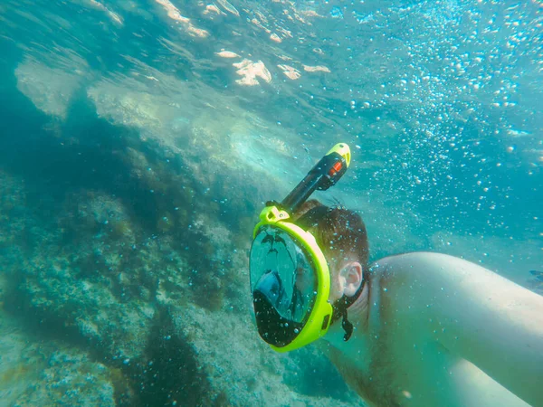 Uomo Con Maschera Snorkeling Subacqueo Estate Mare Vacanza Limpida Acqua — Foto Stock