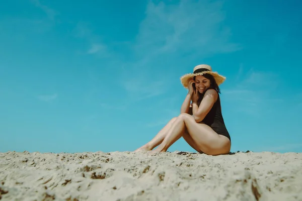 Vrouw Zandstrand Zwart Badpak Blauwe Lucht Achtergrond Zomervakantie — Stockfoto