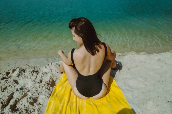 Mujer Con Culo Sexy Sentado Manta Amarilla Traje Baño Playa — Foto de Stock