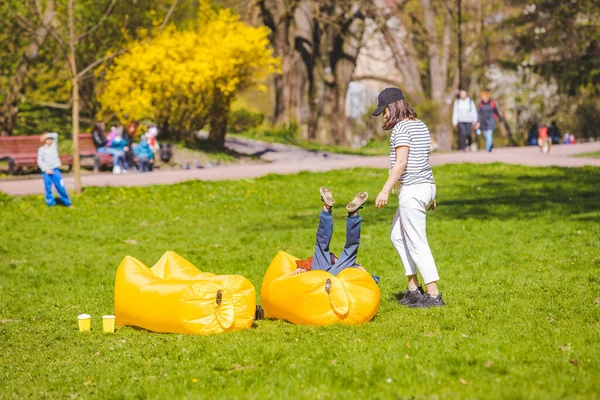 Kobieta Małym Dzieckiem Dobrze Się Bawią Parku Publicznym Sofą Powietrza — Zdjęcie stockowe