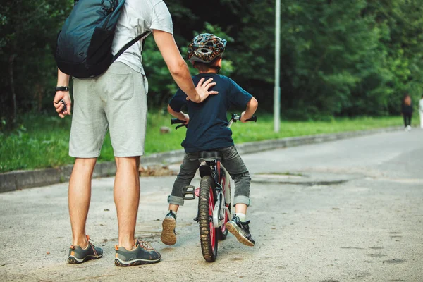 Батько Навчає Сина Їздити Велосипеді Літній Час Громадський Парк — стокове фото