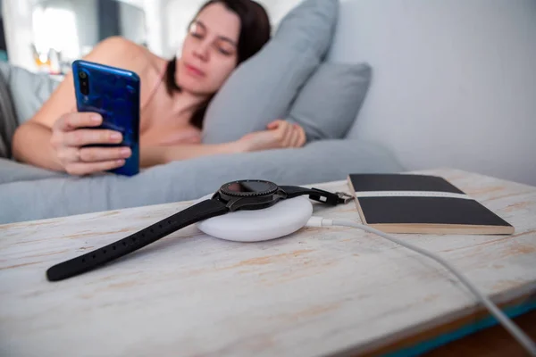 Mulher Navegando Internet Celular Deitado Cama Relógio Inteligente Espaço Cópia — Fotografia de Stock