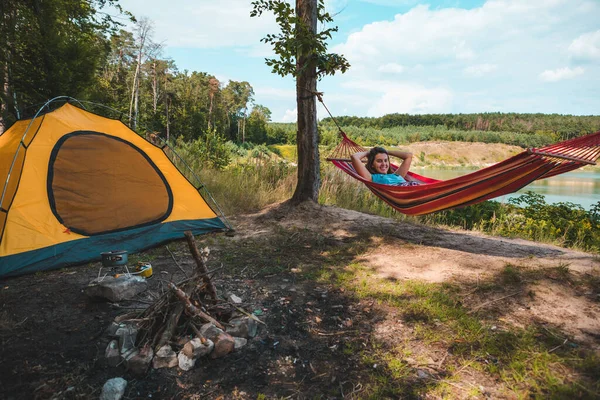 Kvinna Som Ligger Hängmatta Läger Nära Sjön Sommar Vandring Koncept — Stockfoto