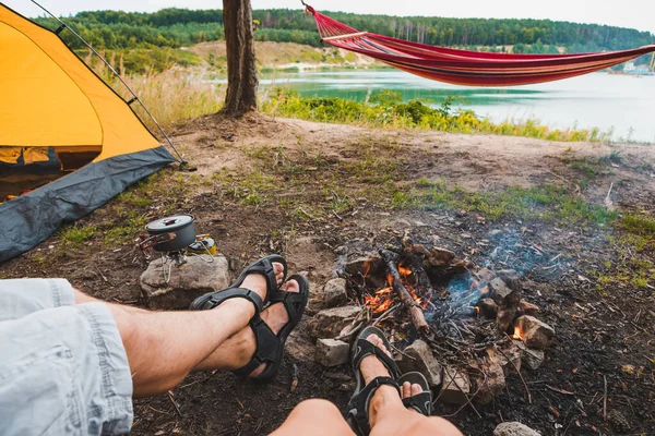 Couple Assis Près Feu Camp Avec Belle Vue Sur Lac — Photo