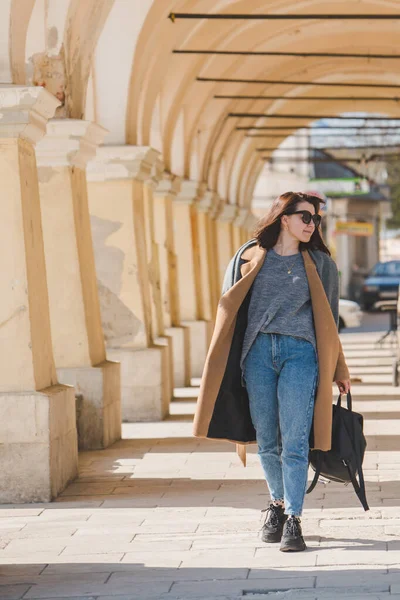 Jovem Mulher Muito Elegante Andando Casaco Marrom Pela Rua Cidade — Fotografia de Stock