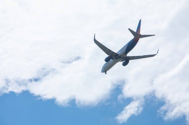 Gökyüzü seyahati konseptinde uçak kopyalama alanı