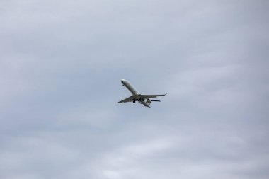 Gökyüzüne inen uçak bulutlu hava durumu kopyalama uzayı