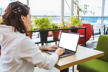 Kafe White Screen Freelancer konsepti fotokopi alanı üzerinde çalışan kadın