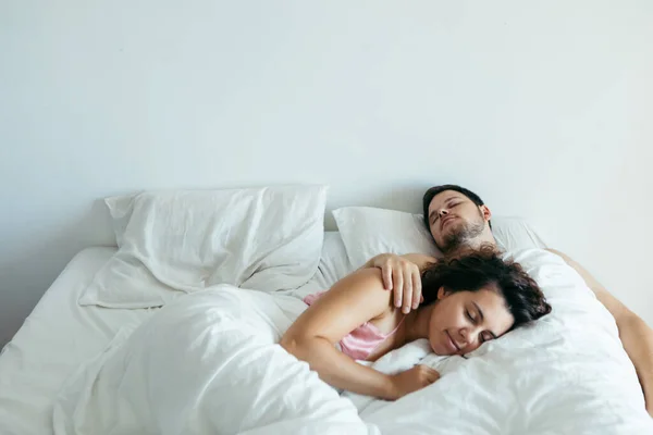 Couple Sleeping Bed White Sheets Copy Space — Stock Photo, Image