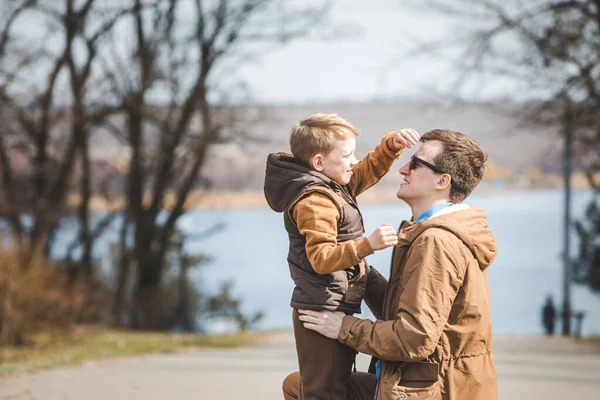 Ojciec Przytulanie Małego Syna Zewnątrz Parku Sezon Jesienny — Zdjęcie stockowe