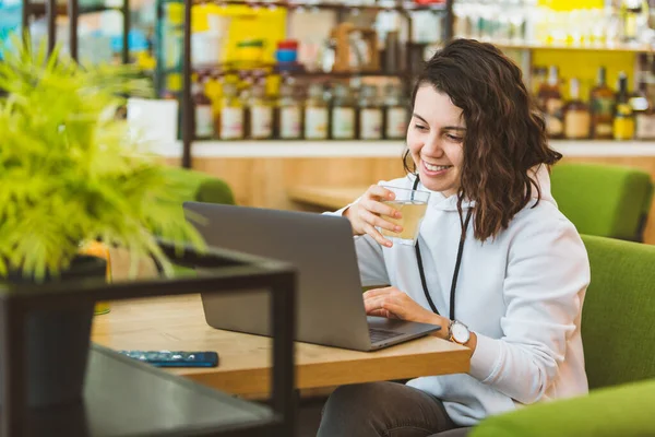 Young Gorgeous Woman Working Laptop Cafe Drinking Lemonade — Stock Photo, Image