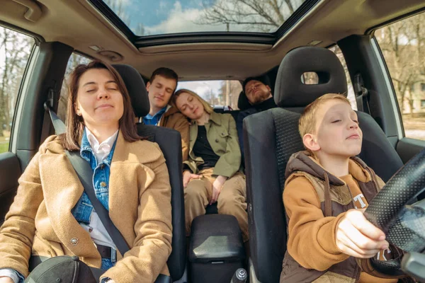 Conceito Divertido Viagem Carro Menino Dirigindo Carro Com Pessoas Adultas — Fotografia de Stock