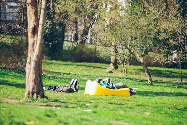 Conceito Leitura Livros Homem Parque Cidade Colchão Inflável Primavera Dia — Fotografia de Stock