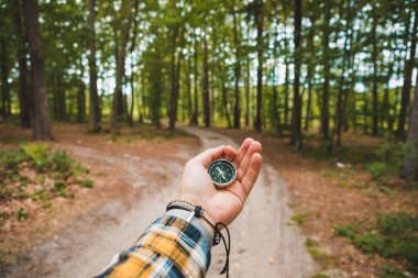 Orman gezisi konseptine göre insan eli yürüyüşünde pusula