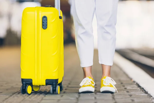 Frau Mit Gelbem Koffer Auf Rädern Läuft Bahnhof Vorbei — Stockfoto