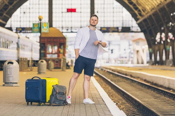 Человек Вокзале Ждет Позднего Поезда Сумкой Глядя Часы Запястье Копия — стоковое фото